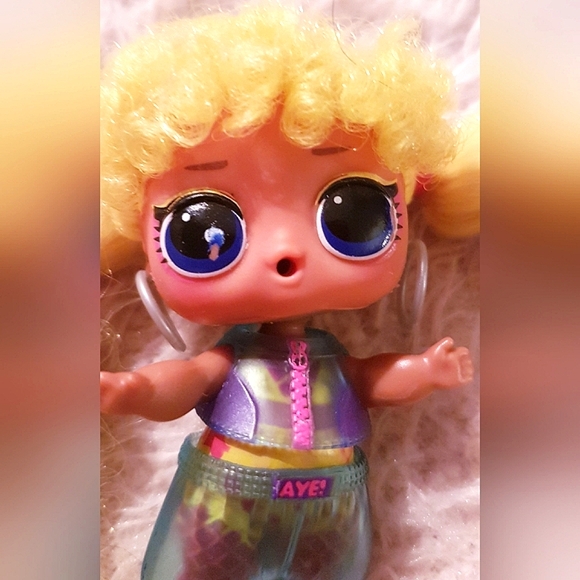 L.O.L Surprise! Remix Hip Hop Club Nae Nae Doll Hair Flip Tots Lil Outrageous - Picture 3 of 10
